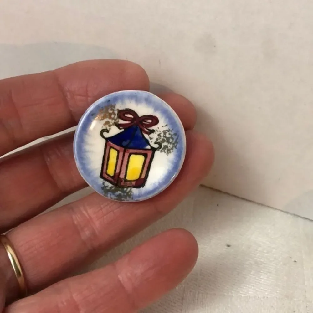 1950’s ceramic tiny art clip earring.
